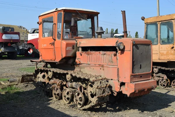 トラクター 行に立っています 農業機械 農業機械の駐車場 — ストック写真