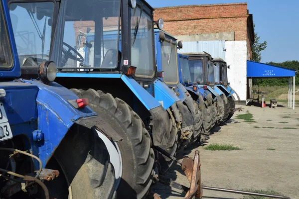 Trekker Permanent Een Rij Landbouw Machines Parkeren Van Landbouwmachines — Stockfoto