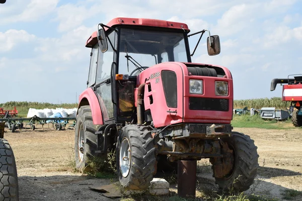 Traktor Einer Reihe Stehend Landmaschinen Parken Von Landmaschinen — Stockfoto
