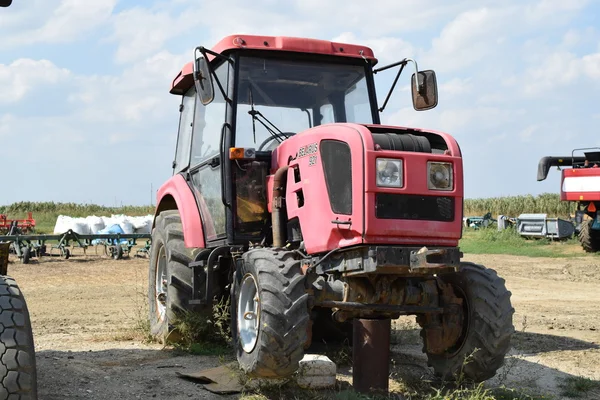 Tractor Fila Máquinas Agrícolas Estacionamento Máquinas Agrícolas — Fotografia de Stock