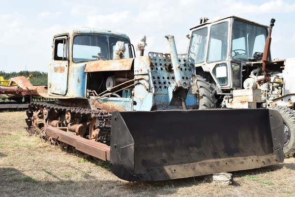 トラクター 行に立っています 農業機械 農業機械の駐車場 — ストック写真