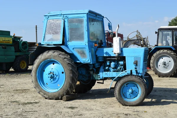 Tracteur Debout Rang Machines Agricoles Stationnement Des Machines Agricoles — Photo