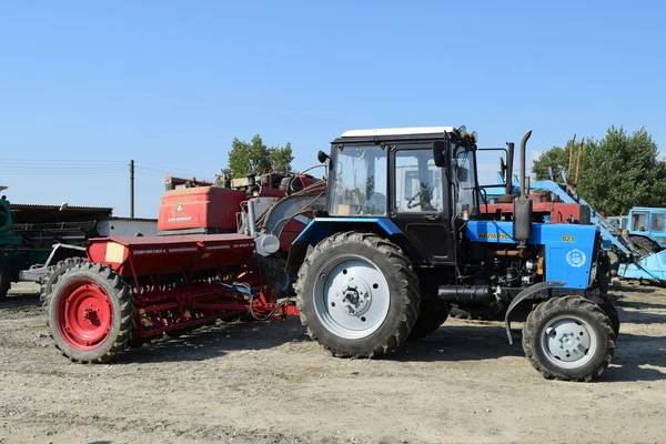 Trekker Permanent Een Rij Landbouw Machines Parkeren Van Landbouwmachines — Stockfoto