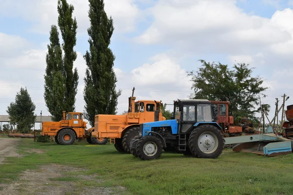 Tractor Fila Máquinas Agrícolas Estacionamento Máquinas Agrícolas — Fotografia de Stock