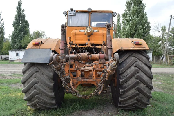 Trekker Permanent Een Rij Landbouw Machines Parkeren Van Landbouwmachines — Stockfoto