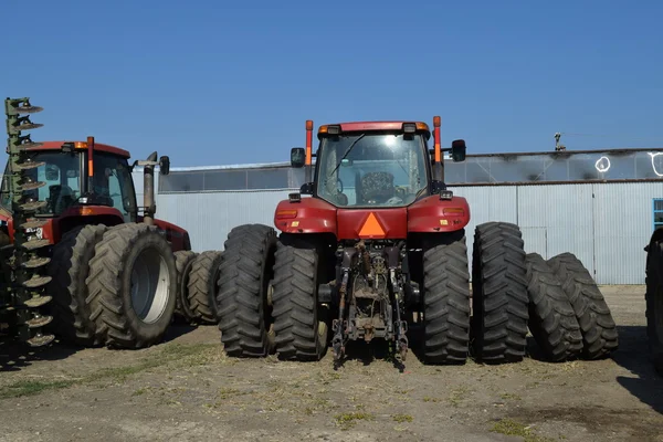 Ciągnika Stojących Rzędzie Maszyny Rolnicze Parking Maszyn Rolniczych — Zdjęcie stockowe
