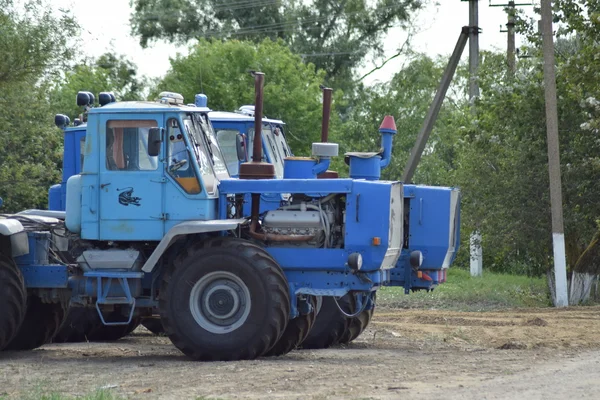 Traktor Einer Reihe Stehend Landmaschinen Parken Von Landmaschinen — Stockfoto