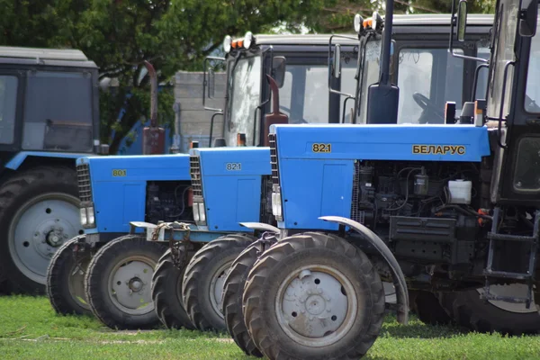 Trekker Permanent Een Rij Landbouw Machines Parkeren Van Landbouwmachines — Stockfoto
