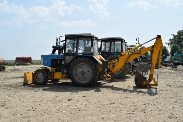 Traktor Állt Sorban Mezőgazdasági Gépek Parkolás Mezőgazdasági Gépek — Stock Fotó