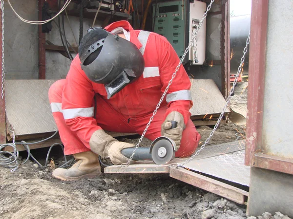 Pulizia Con Bulgaro Una Lamiera Ferro Lavorazione Dei Metalli — Foto Stock