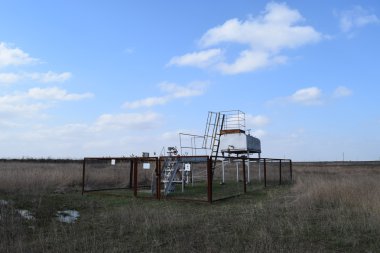 Petrol kuyusu ekipmanı. Vanaları ve servis ekipmanlarını kapat.