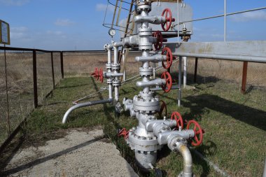 Petrol kuyusu ekipmanı. Vanaları ve servis ekipmanlarını kapat.