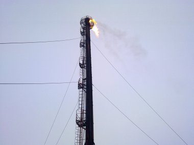 Sistem bir petrol sahası üzerinde bir meşale. Alan flare sistemi.