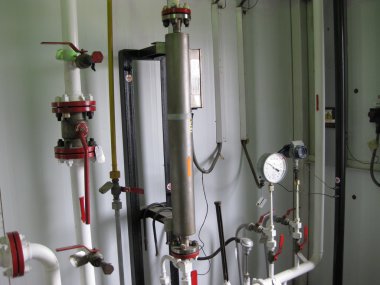 Petrol sahası. Ekipman el sanatları Batı Sibirya, demir desen ve borular