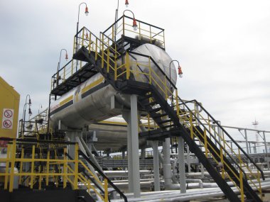 Petrol sahası. Ekipman el sanatları Batı Sibirya, demir desen ve borular