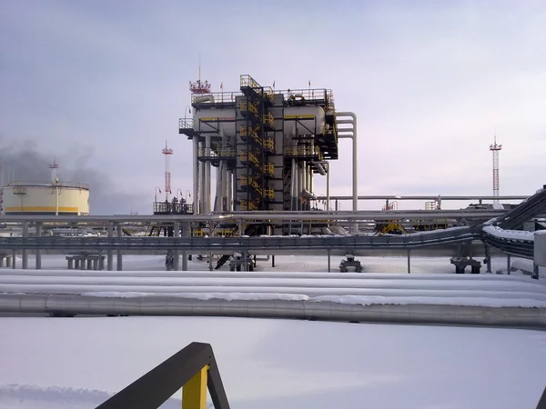 油气田 设备的工艺品在西西伯利亚 铁设计和管道 — 图库照片