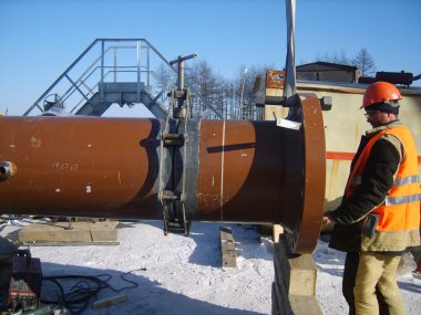 Bir petrol ve doğal gaz boru hattı inşaatının yönetimini. Endüstri/sanayii donatımı.