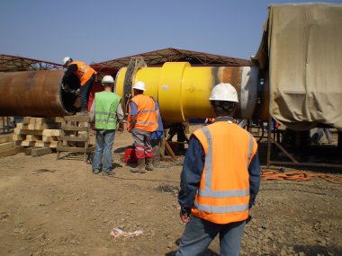 Bir petrol ve doğal gaz boru hattı inşaatının yönetimini. Endüstri/sanayii donatımı.