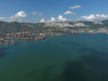 Endüstriyel Limanı üstten görünüm. Bağlantı noktası Vinçler ve kargo gemileri ve mavna. Yükleme ve sevkiyat limanında kargonun. Deniz kargo liman manzaralı bir kuş bakışı.