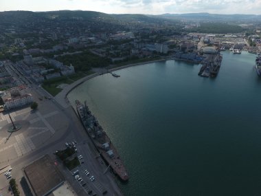 Üstten Görünüm marina ve Novorossiysk iskele. Liman kenti kentsel peyzaj.