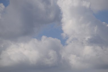 Bulutlar cennet, yatay. Kümülüs bulutlar gökyüzünde.