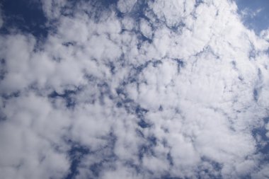 Bulutlar cennet, yatay. Kümülüs bulutlar gökyüzünde.