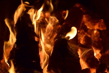 Fırında sıcak kömür. Parçacıkları ısıtarak kırmızı yandı.