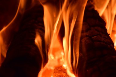 Fırında sıcak kömür. Parçacıkları ısıtarak kırmızı yandı.