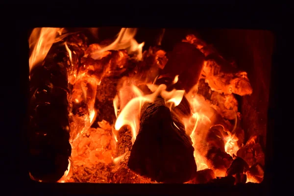 Carbone Bollente Nella Stufa Rosso Bruciato Riscaldando Albero Delle Particelle — Foto Stock