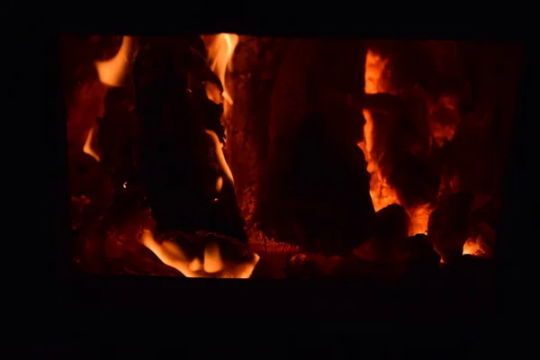 ストーブの中で熱い石炭 粒子ツリーを加熱することによって燃焼赤 — ストック写真