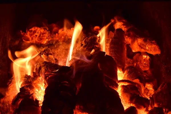 Carbone Bollente Nella Stufa Rosso Bruciato Riscaldando Albero Delle Particelle — Foto Stock