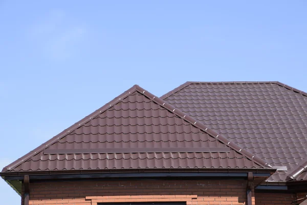 屋顶金属片 现代类型的屋顶材料 — 图库照片