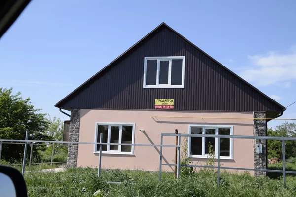 Une Maison Avec Toit Tôles Maison Avec Pignons Fenêtres Toit — Photo