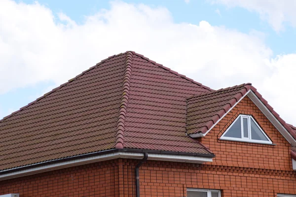 Casa com um telhado feito de folhas de metal — Fotografia de Stock