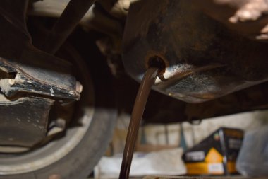 Drenaj Tak altyapıyı eski yağ tahliye. Bir araba motoru yağda değiştirme.