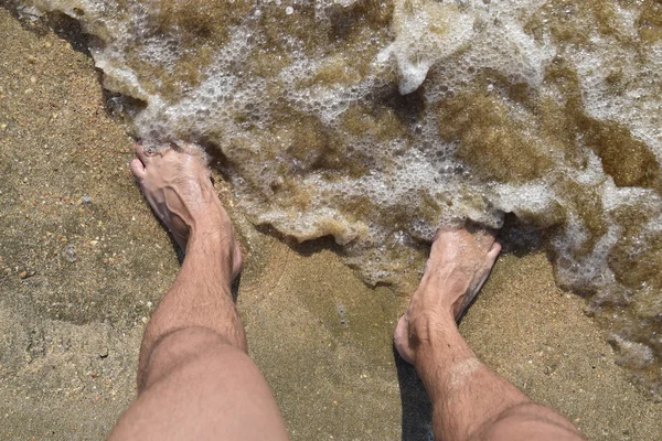 ขาของผ ชายบนทรายทะเลใกล นทะเล นบนชายหาด — ภาพถ่ายสต็อก