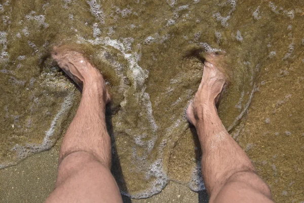 Homens Pernas Areia Mar Perto Onda Mar Caminhe Praia — Fotografia de Stock