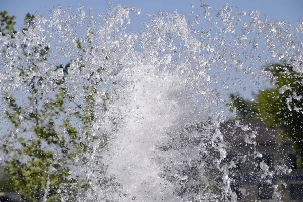 Salpicaduras Una Fuente Parque Hermosa Fuente Emitida Chorro Agua —  Fotos de Stock