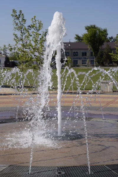 Salpicaduras Una Fuente Parque Hermosa Fuente Emitida Chorro Agua —  Fotos de Stock