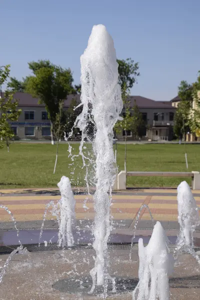 Salpicaduras Una Fuente Parque Hermosa Fuente Emitida Chorro Agua —  Fotos de Stock