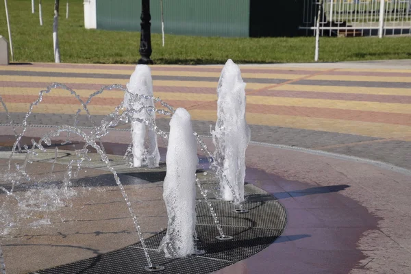 Salpicaduras Una Fuente Parque Hermosa Fuente Emitida Chorro Agua —  Fotos de Stock