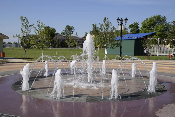 在公园喷泉中溅起 美丽的水射流排放喷泉 — 图库照片