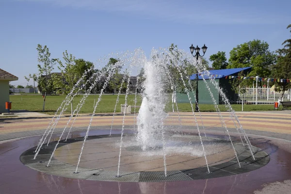 Tryskající fontány v parku — Stock fotografie