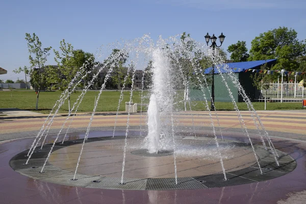 Salpicaduras Una Fuente Parque Hermosa Fuente Emitida Chorro Agua — Foto de Stock