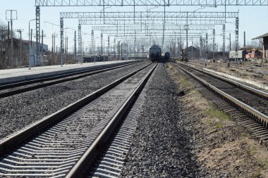 Demiryolu tren istasyonunda. Yeni demiryolu.