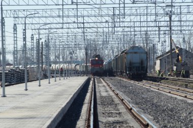 Demiryolu tren istasyonunda. Yeni demiryolu.