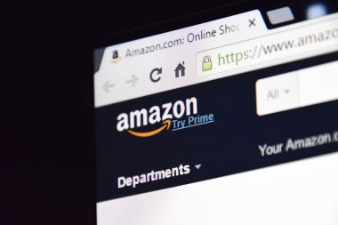 Amazon.com - en büyük online ticaret platformu bir tarayıcı sekmesinde açın.