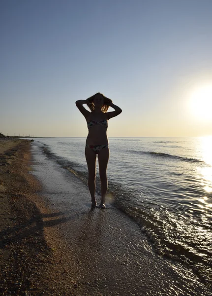 Silhouette Eines Mädchens Gegen Den Sonnenuntergang Meer Die Dunkle Silhouette — Stockfoto