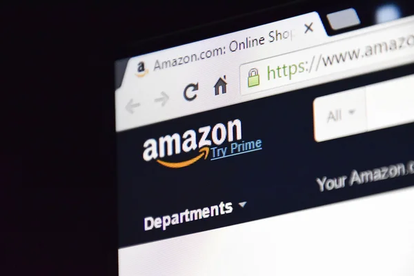 เปิดแท็บเบราว์เซอร์บน Amazon.com ซึ่งเป็นแพลตฟอร์มการซื้อขายออนไลน์ที่ใหญ่ที่สุด . — ภาพถ่ายสต็อก