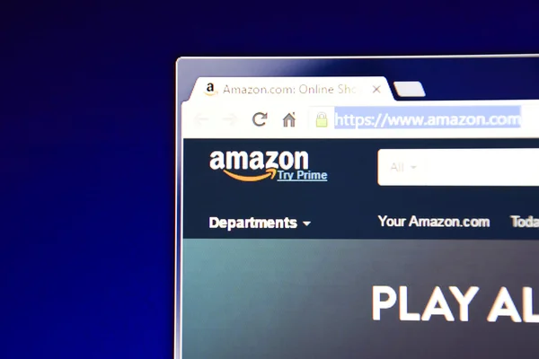 Abra una pestaña del navegador en Amazon.com - la plataforma de comercio en línea más grande . —  Fotos de Stock